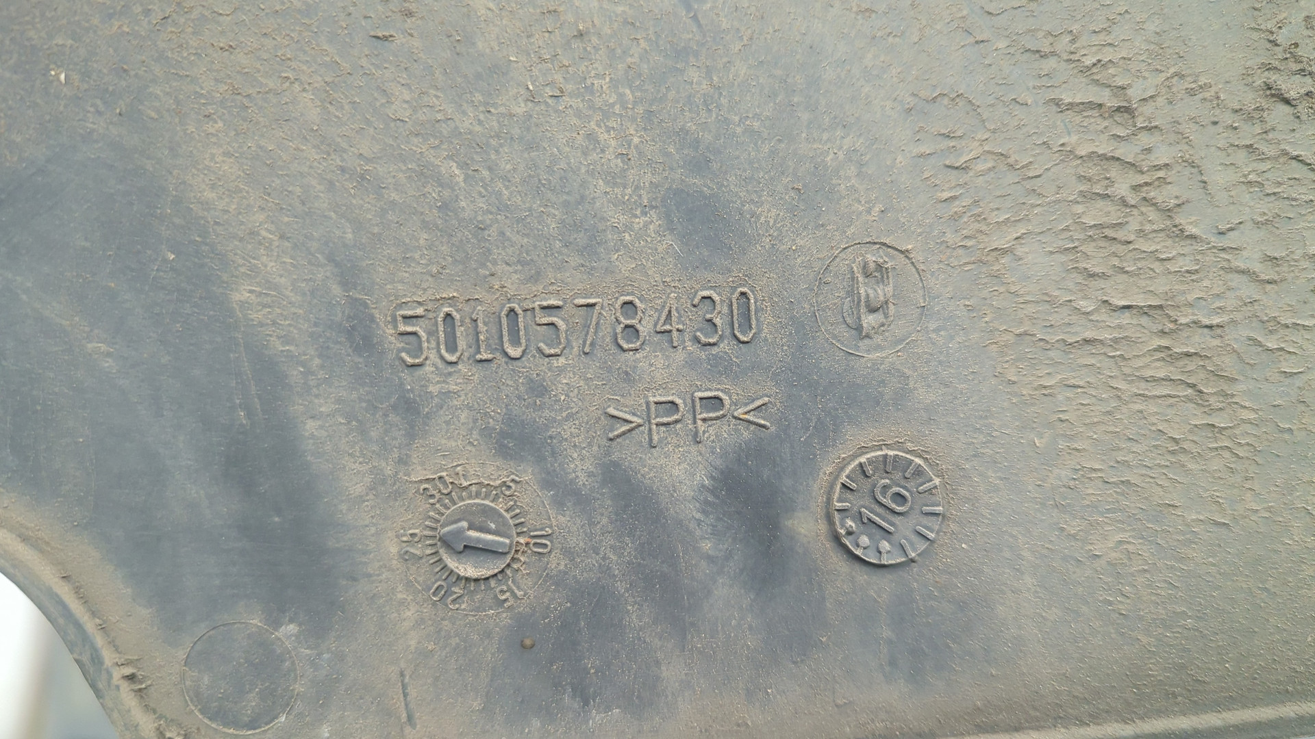 Крыло переднее правое