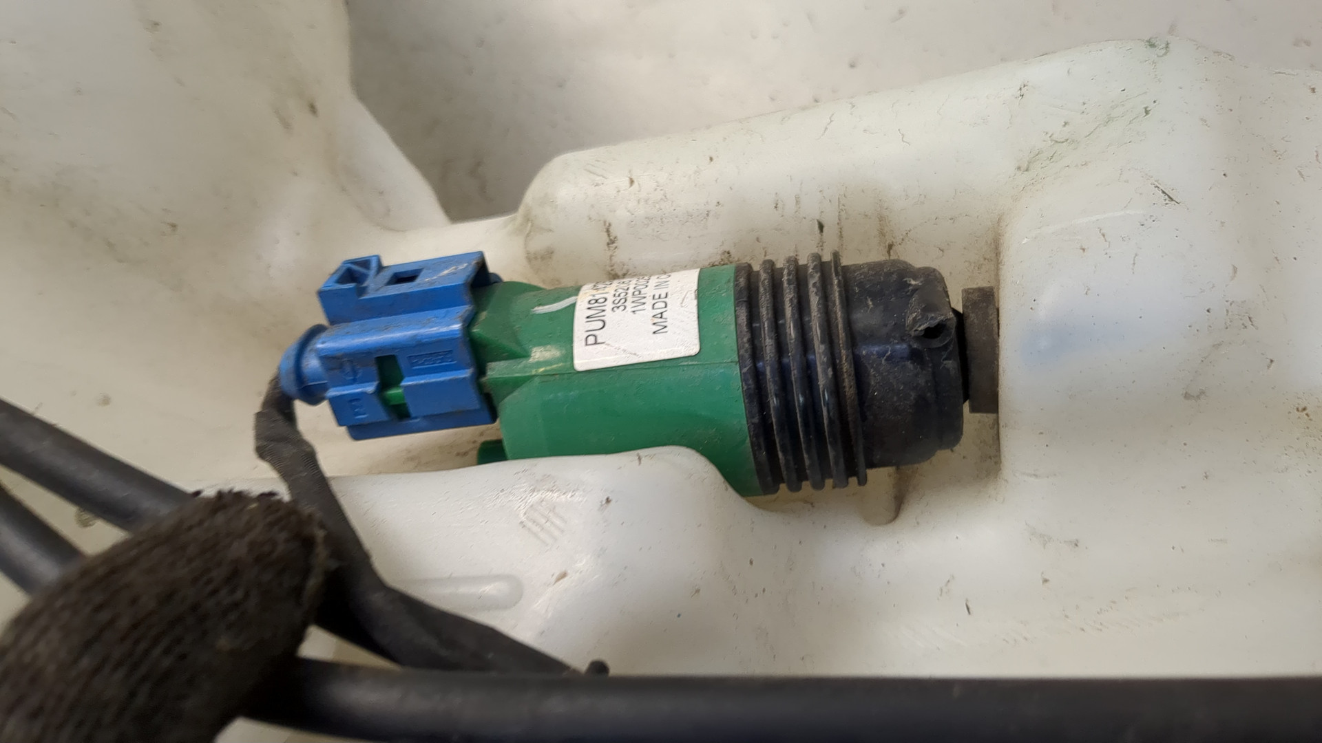 Бачок омывателя лобового стекла