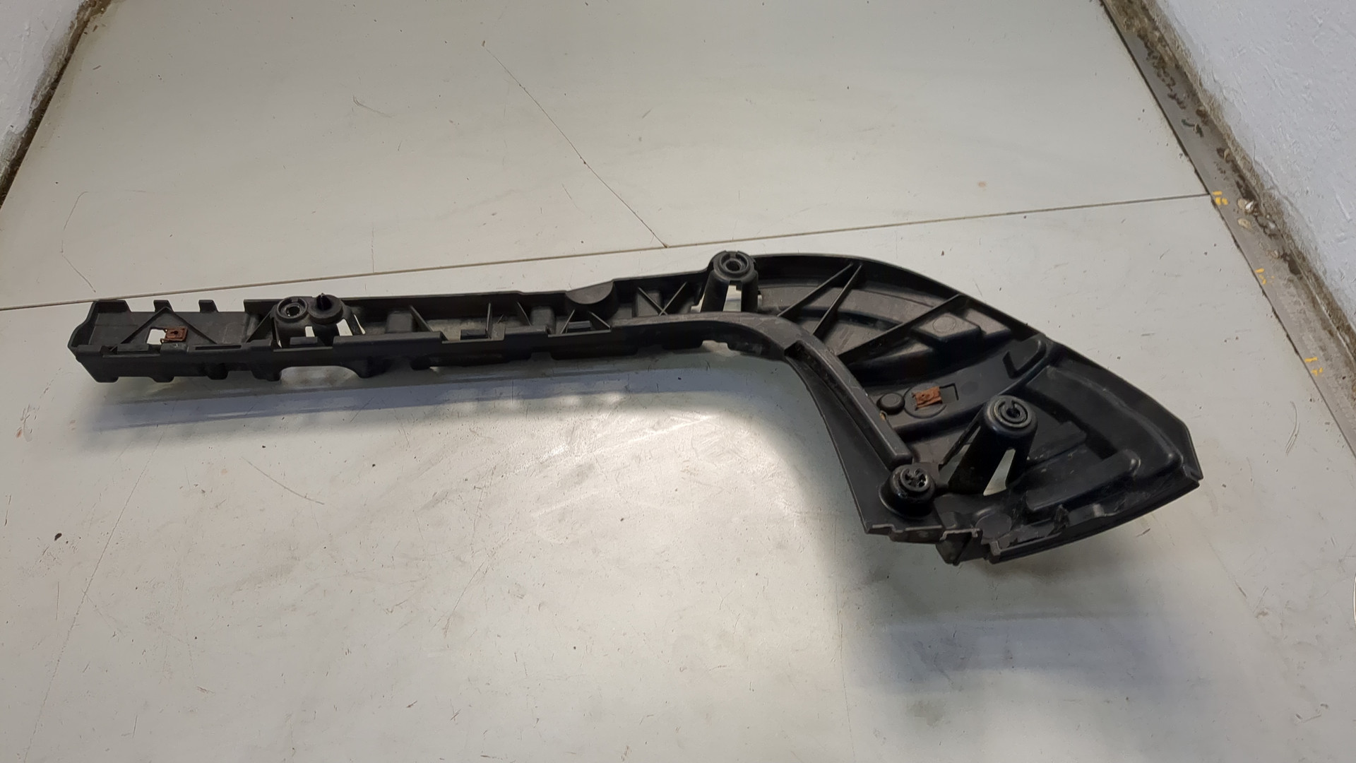 Кронштейн заднего бампера правый