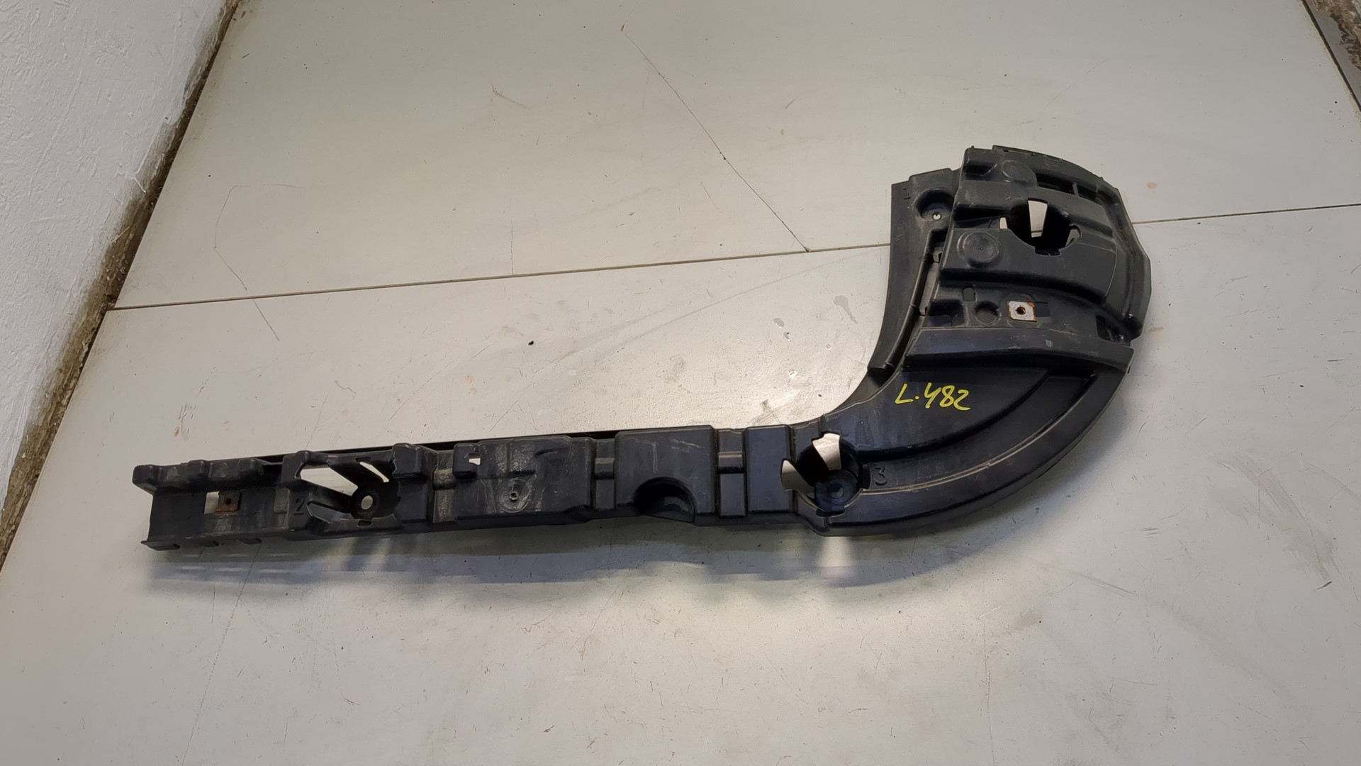 Кронштейн заднего бампера правый