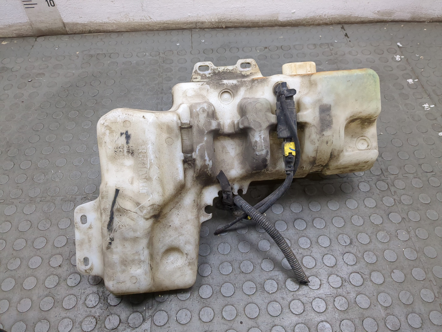 Бачок омывателя лобового стекла