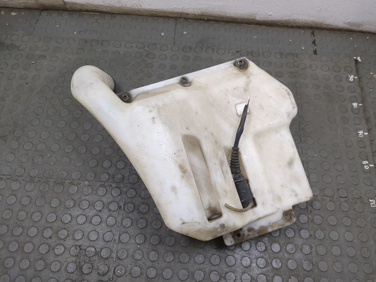 Бачок омывателя лобового стекла