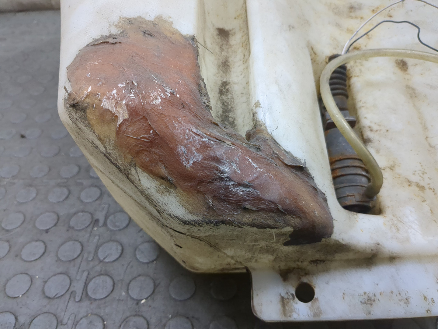 Бачок омывателя лобового стекла