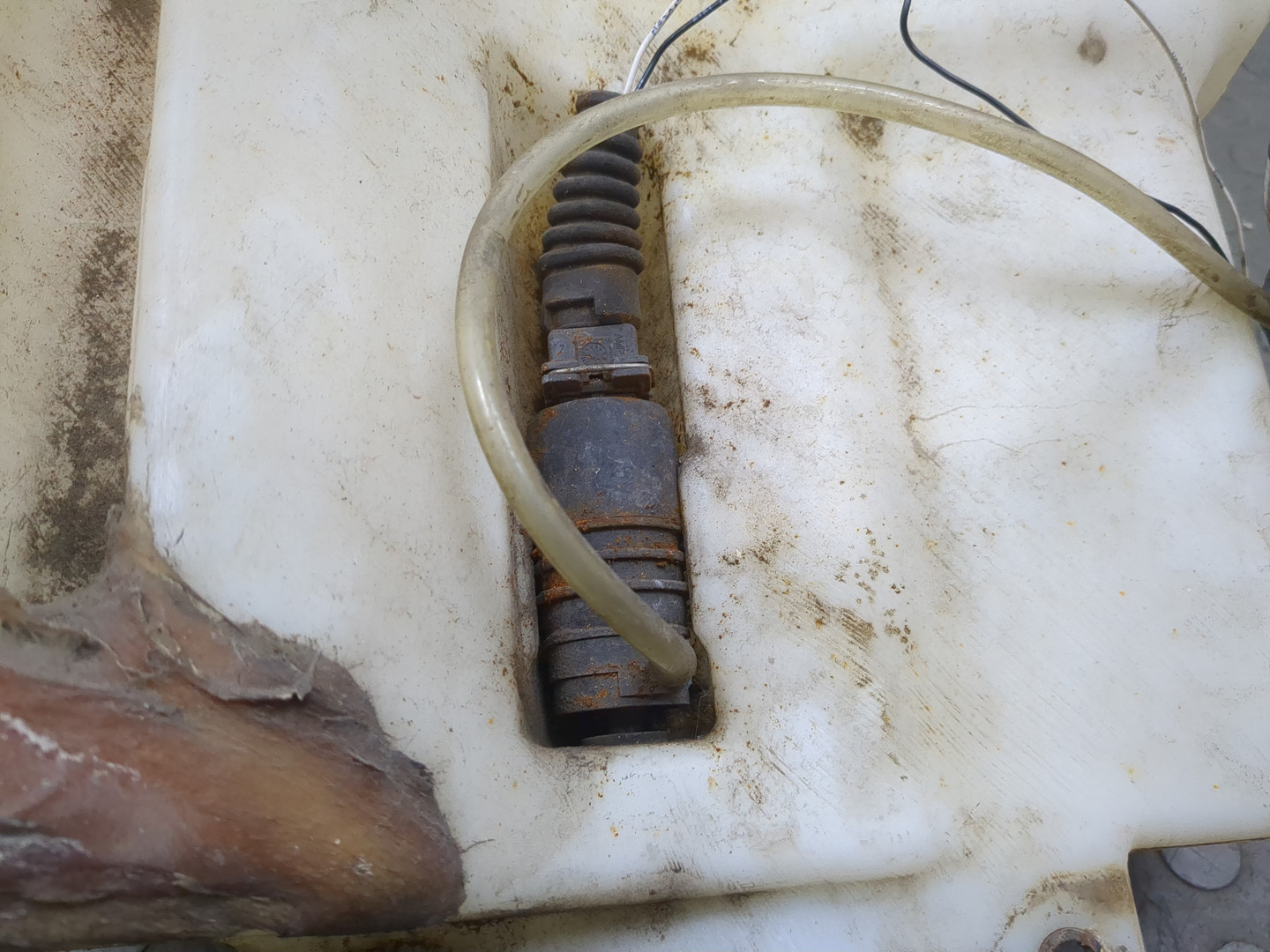 Бачок омывателя лобового стекла