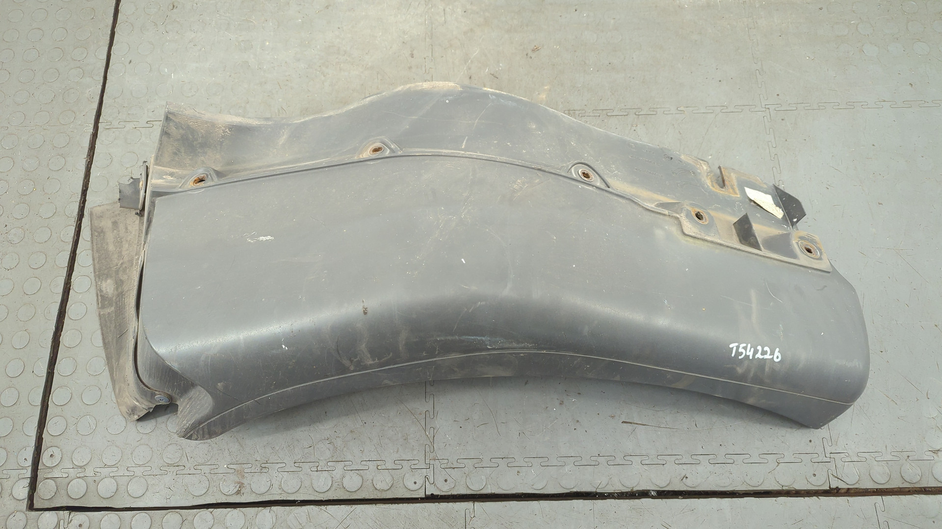 Крыло переднее левое