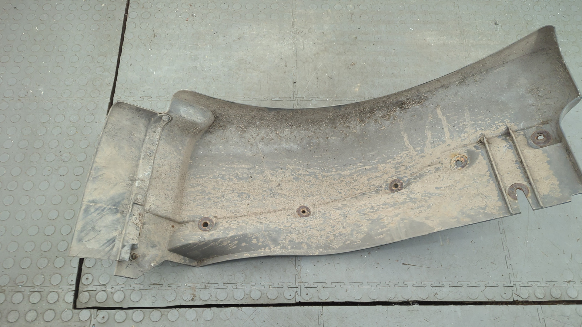 Крыло переднее левое