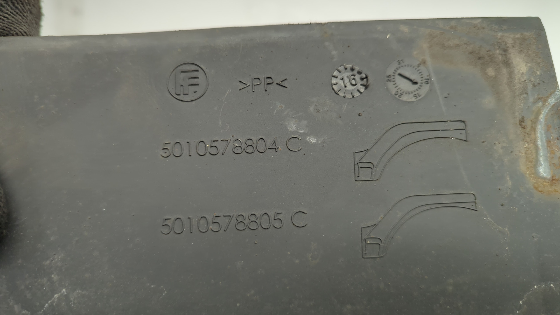 Крыло переднее левое