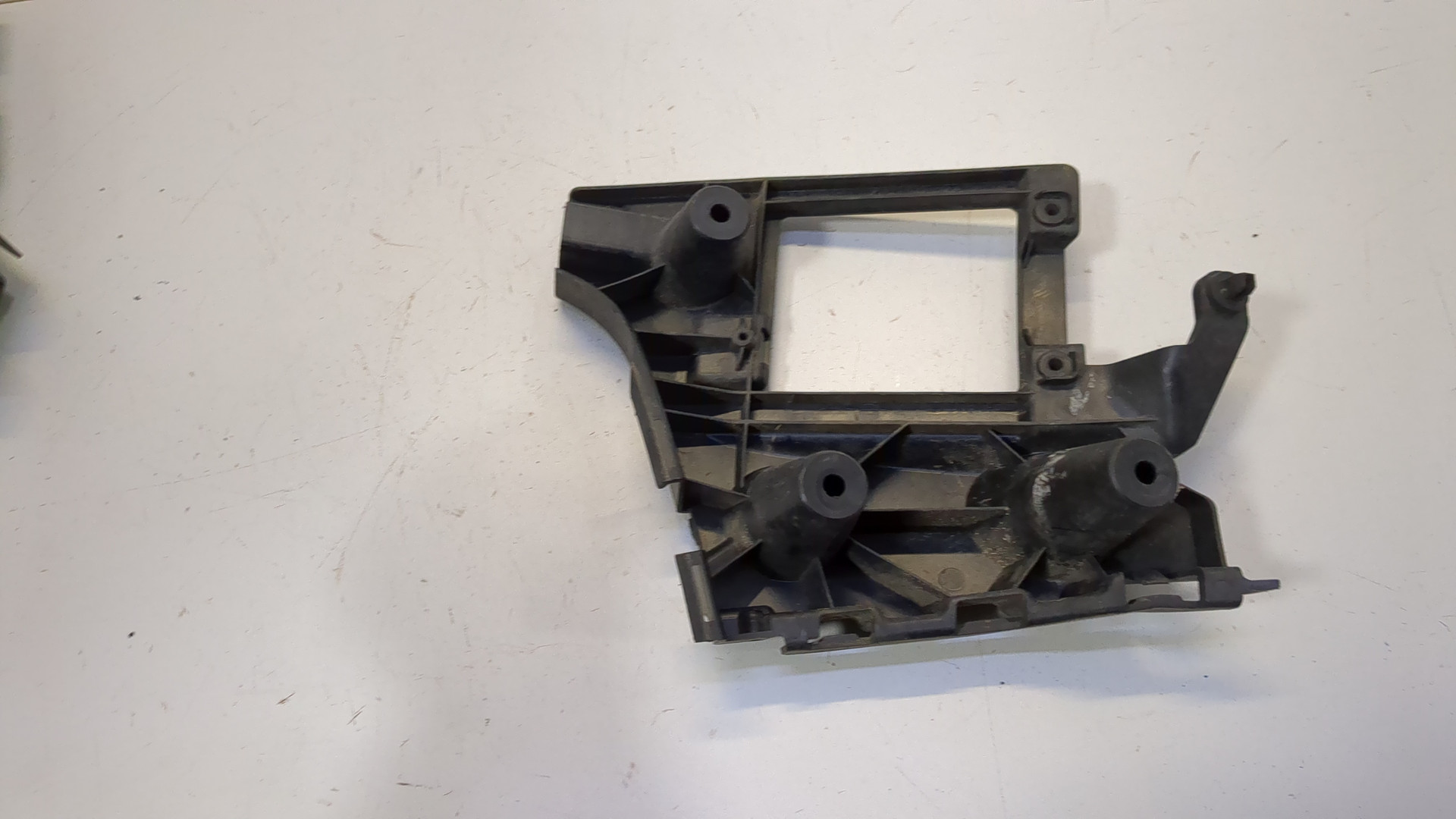 Кронштейн заднего бампера правый