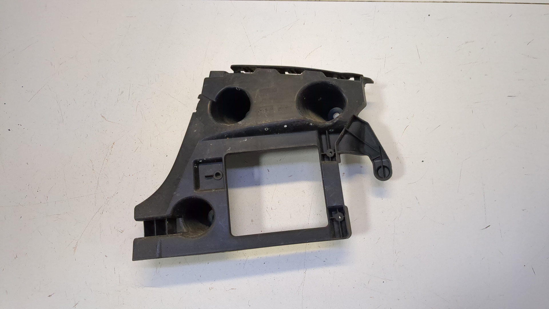 Кронштейн заднего бампера правый