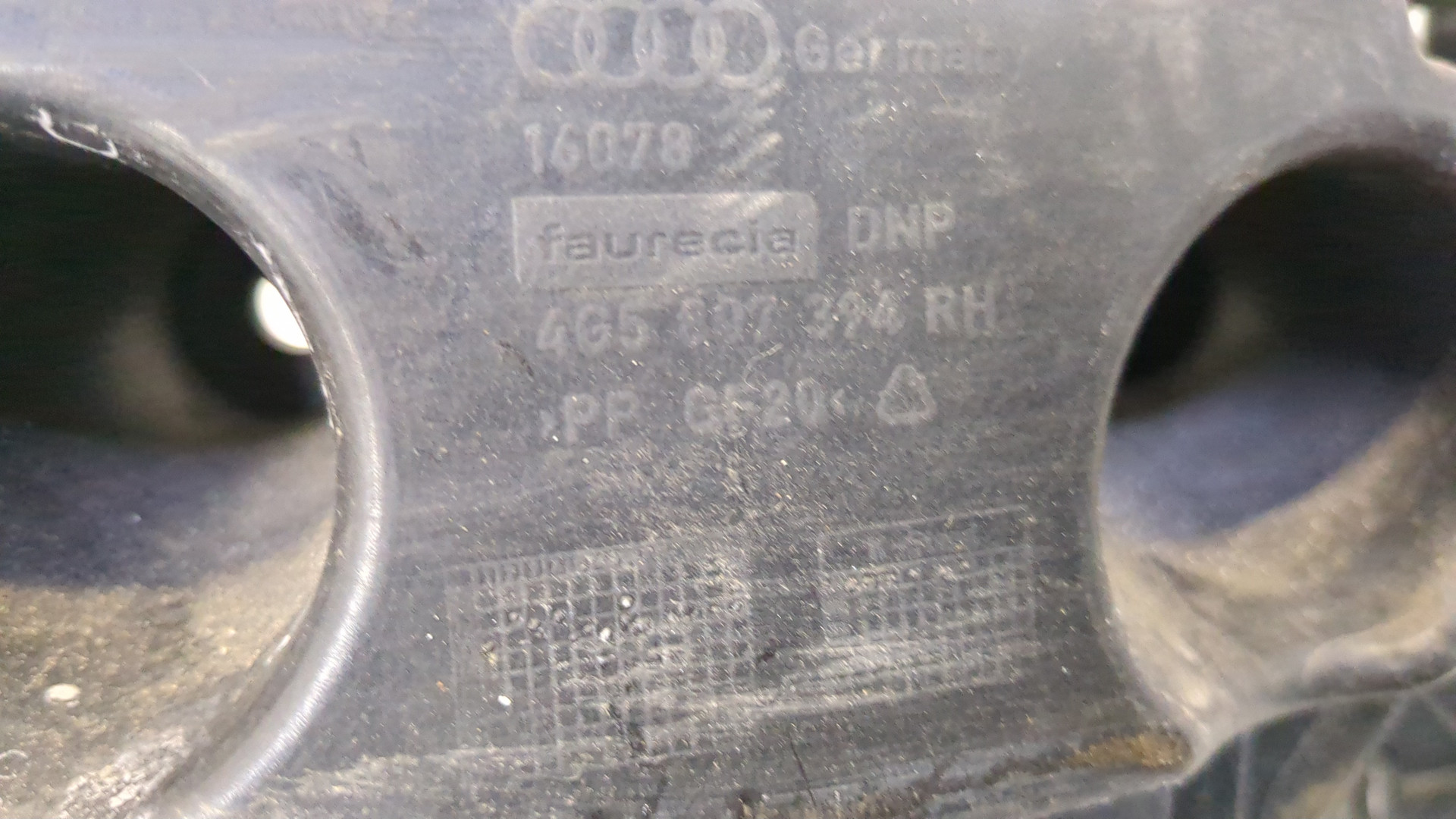 Кронштейн заднего бампера правый