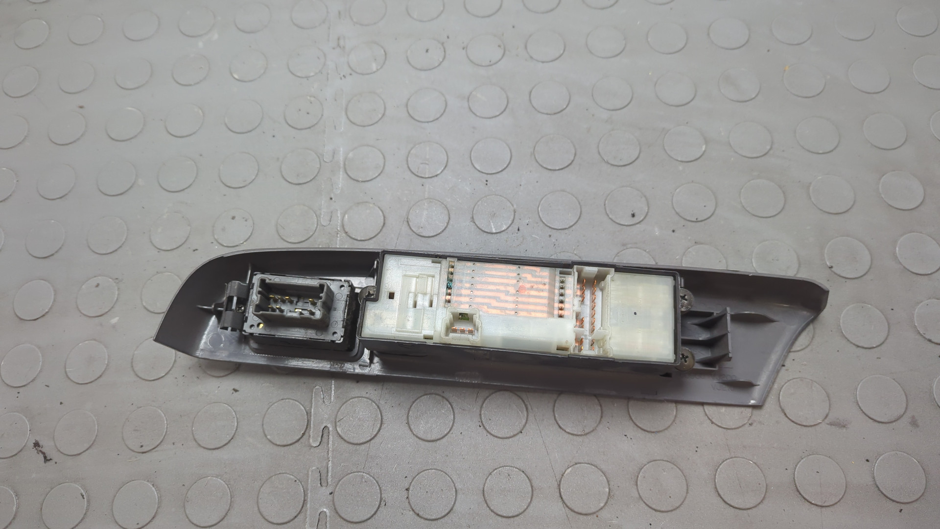 Кнопка стеклоподъемника