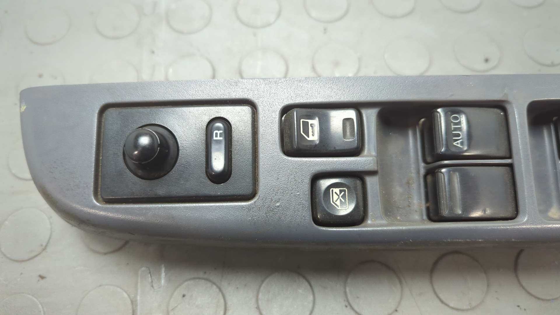 Кнопка стеклоподъемника