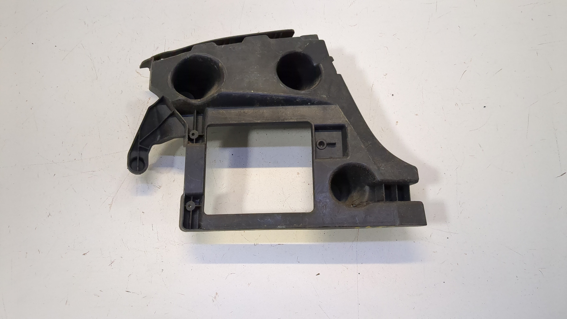 Кронштейн заднего бампера левый