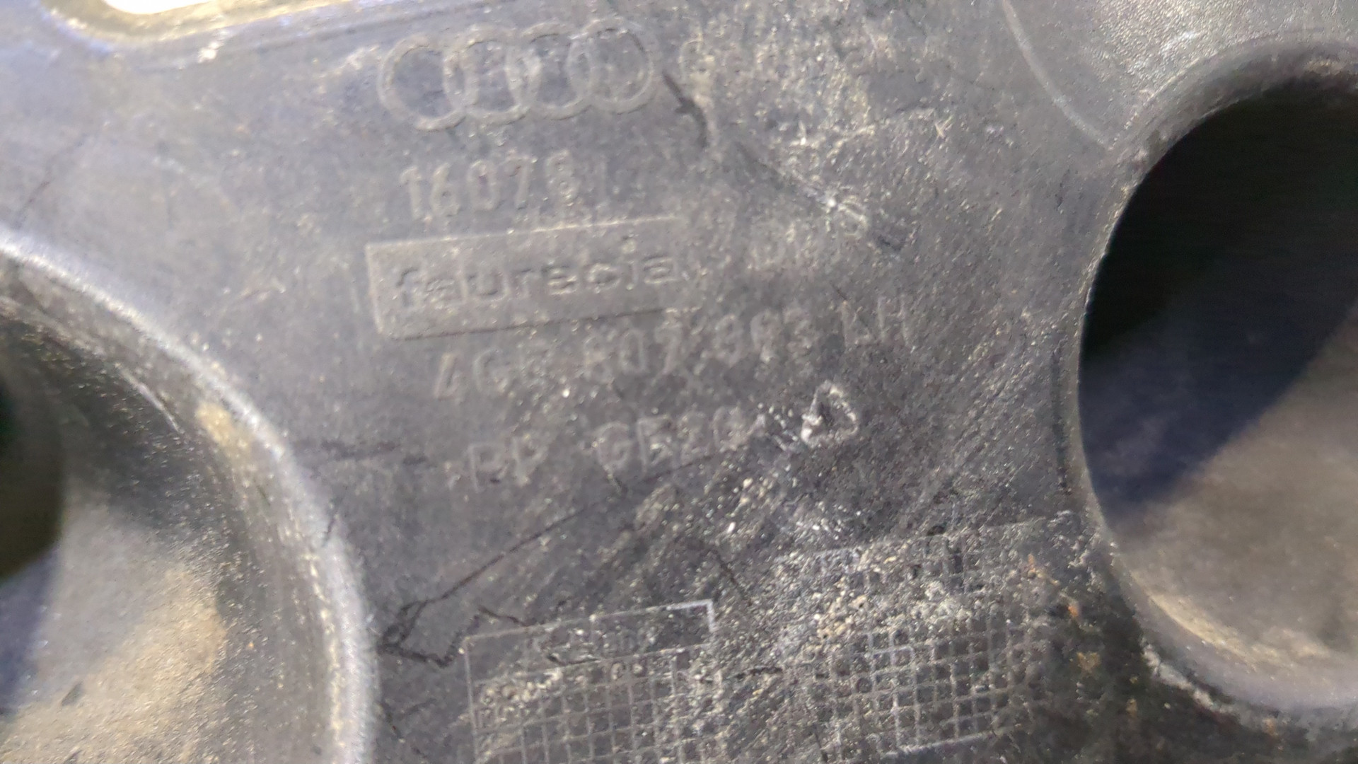 Кронштейн заднего бампера левый