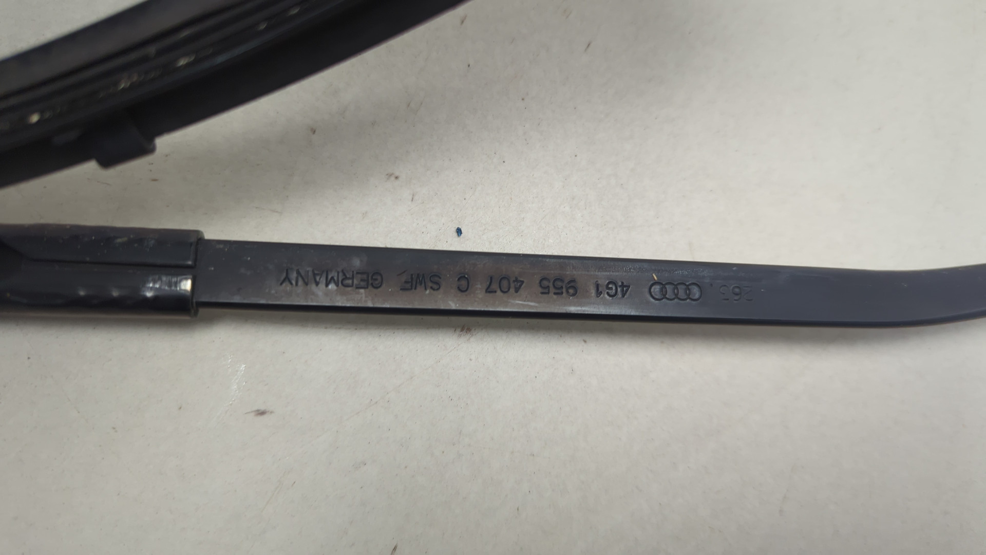 Поводок стеклоочистителя передний левый