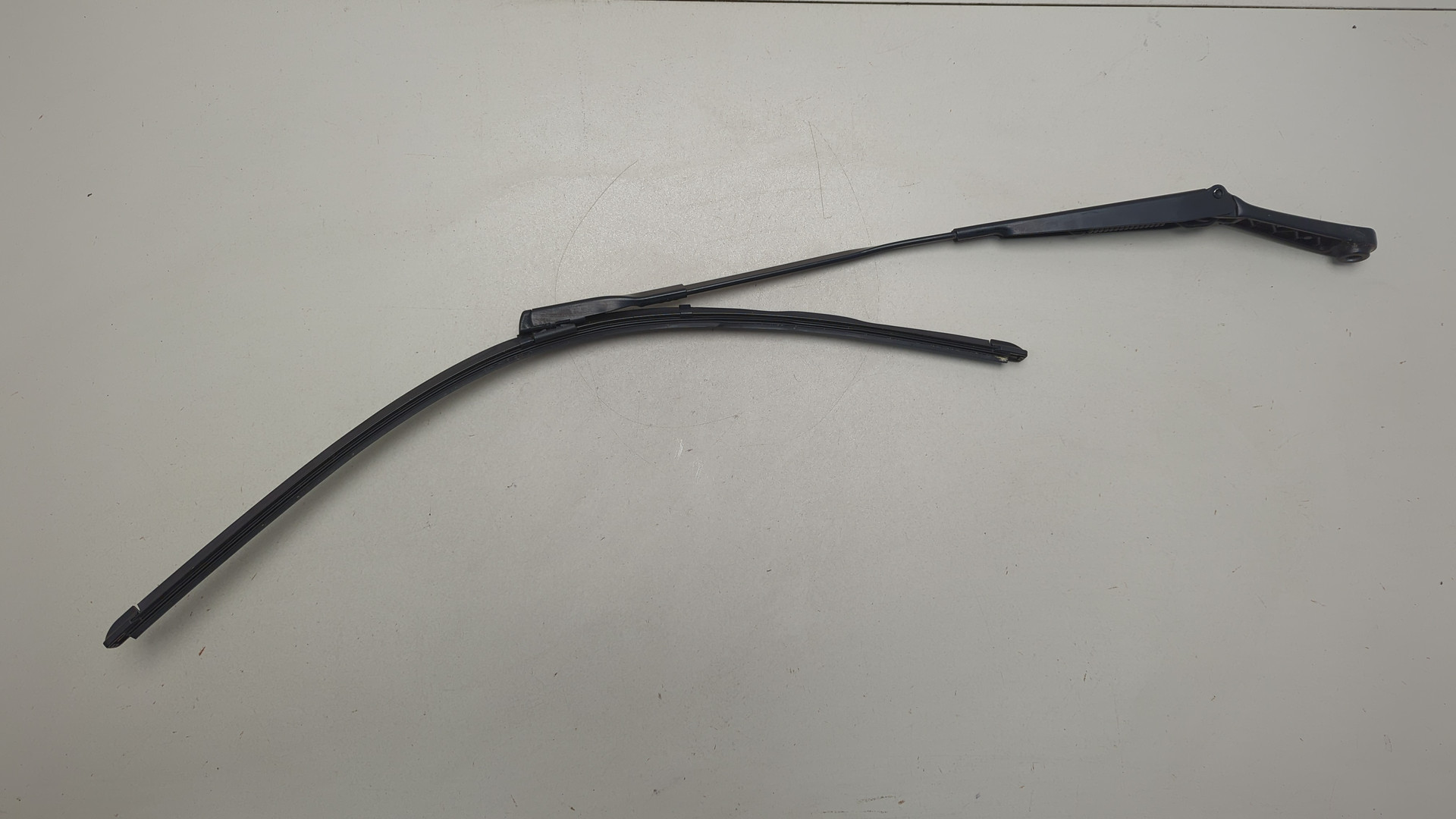 Поводок стеклоочистителя передний левый