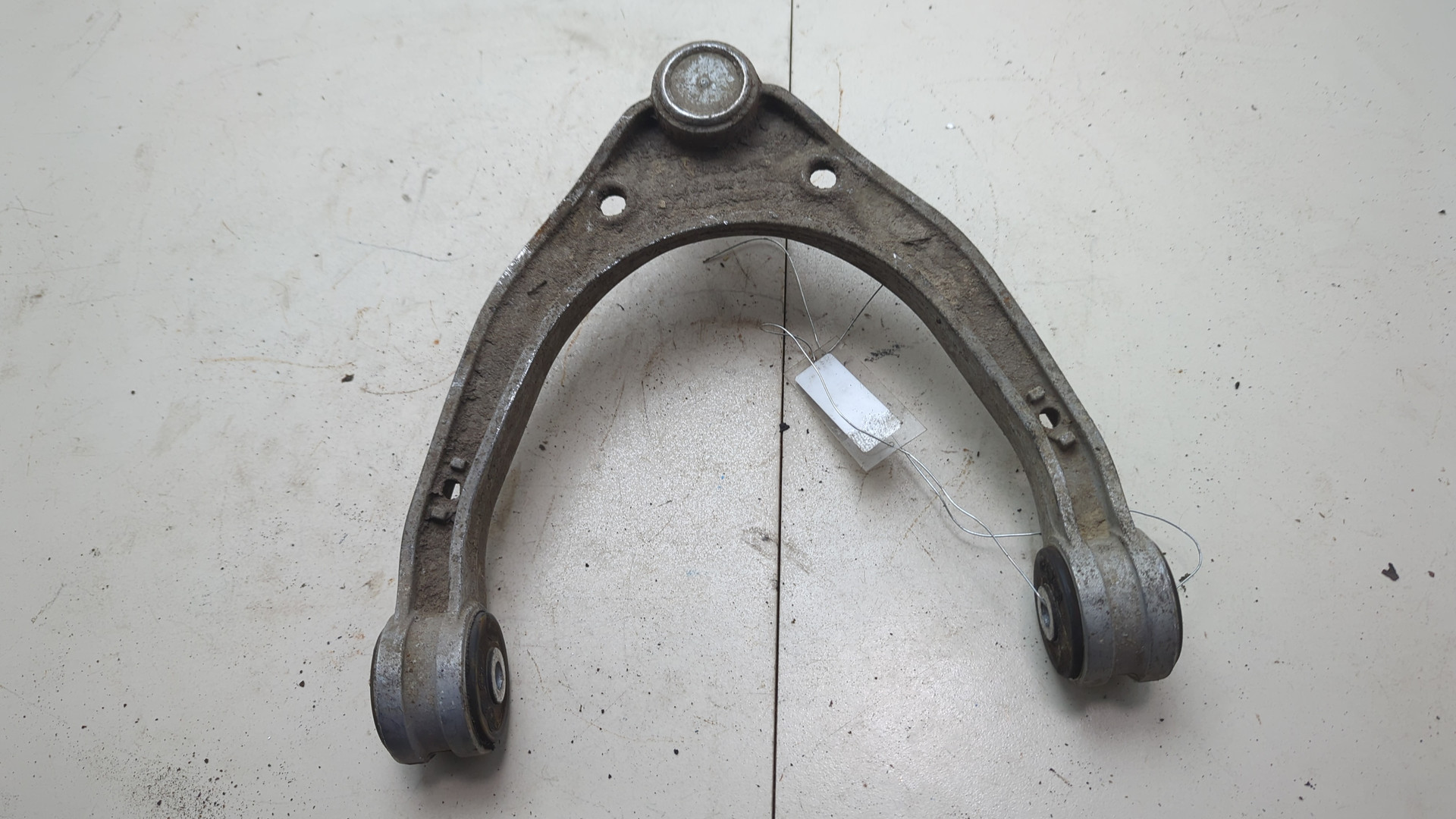 Рычаг передний левый