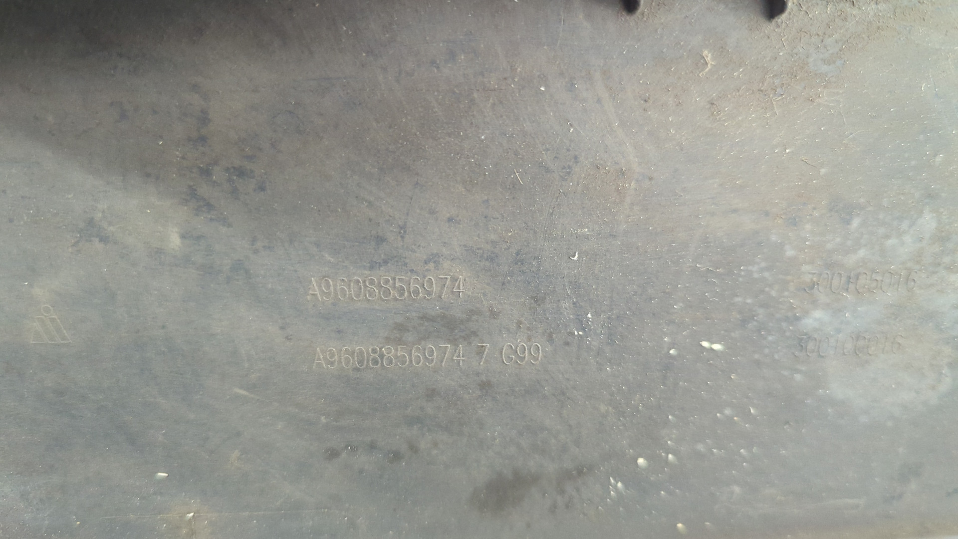 Молдинг переднего бампера правый