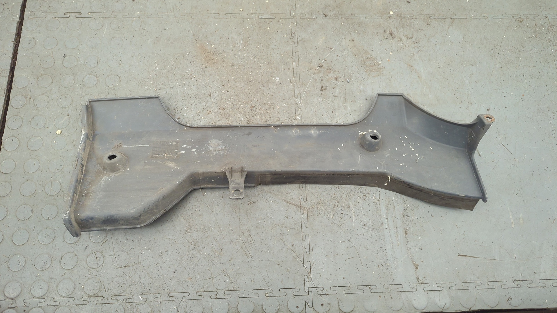 Молдинг переднего бампера правый