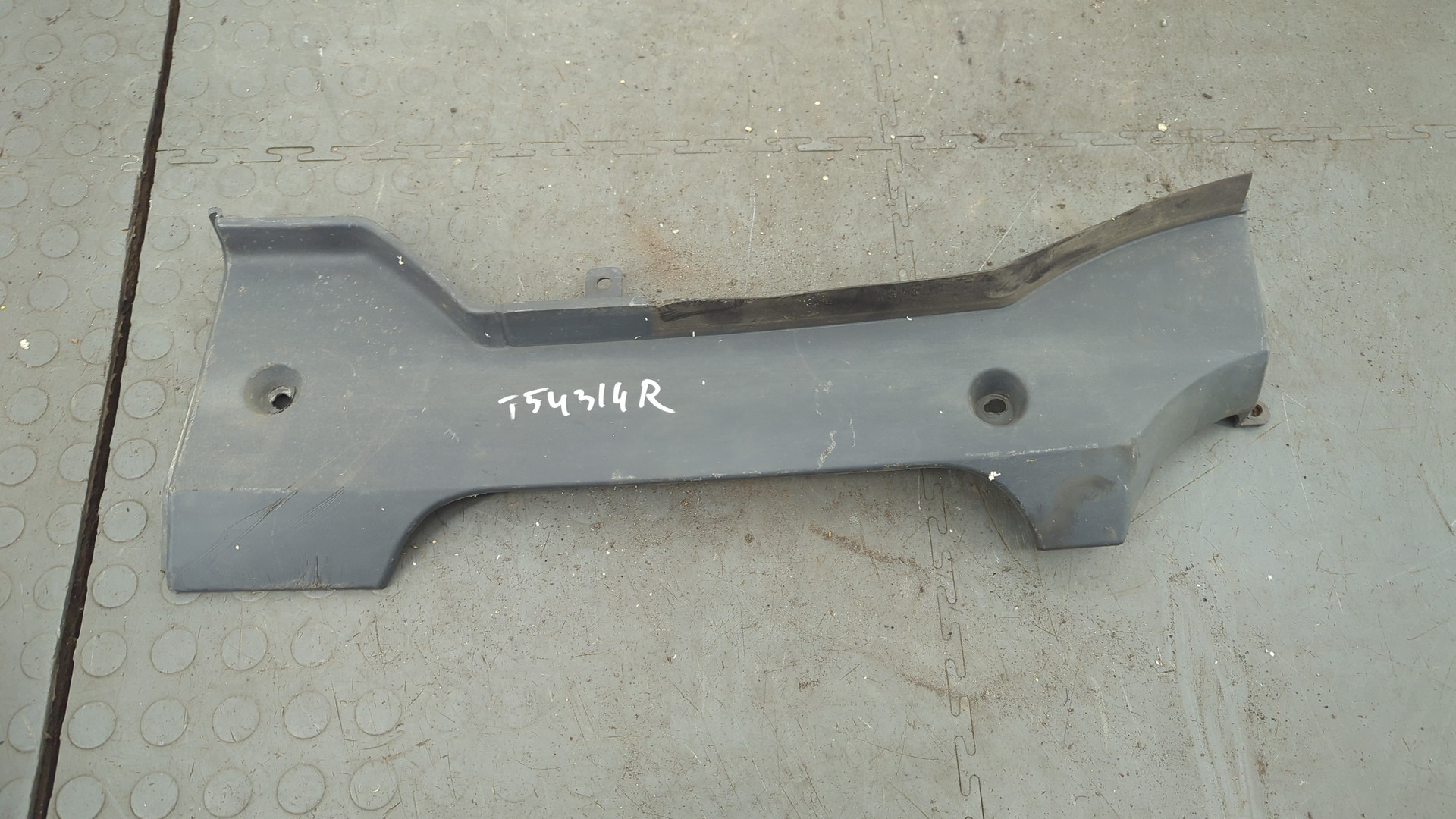 Молдинг переднего бампера правый