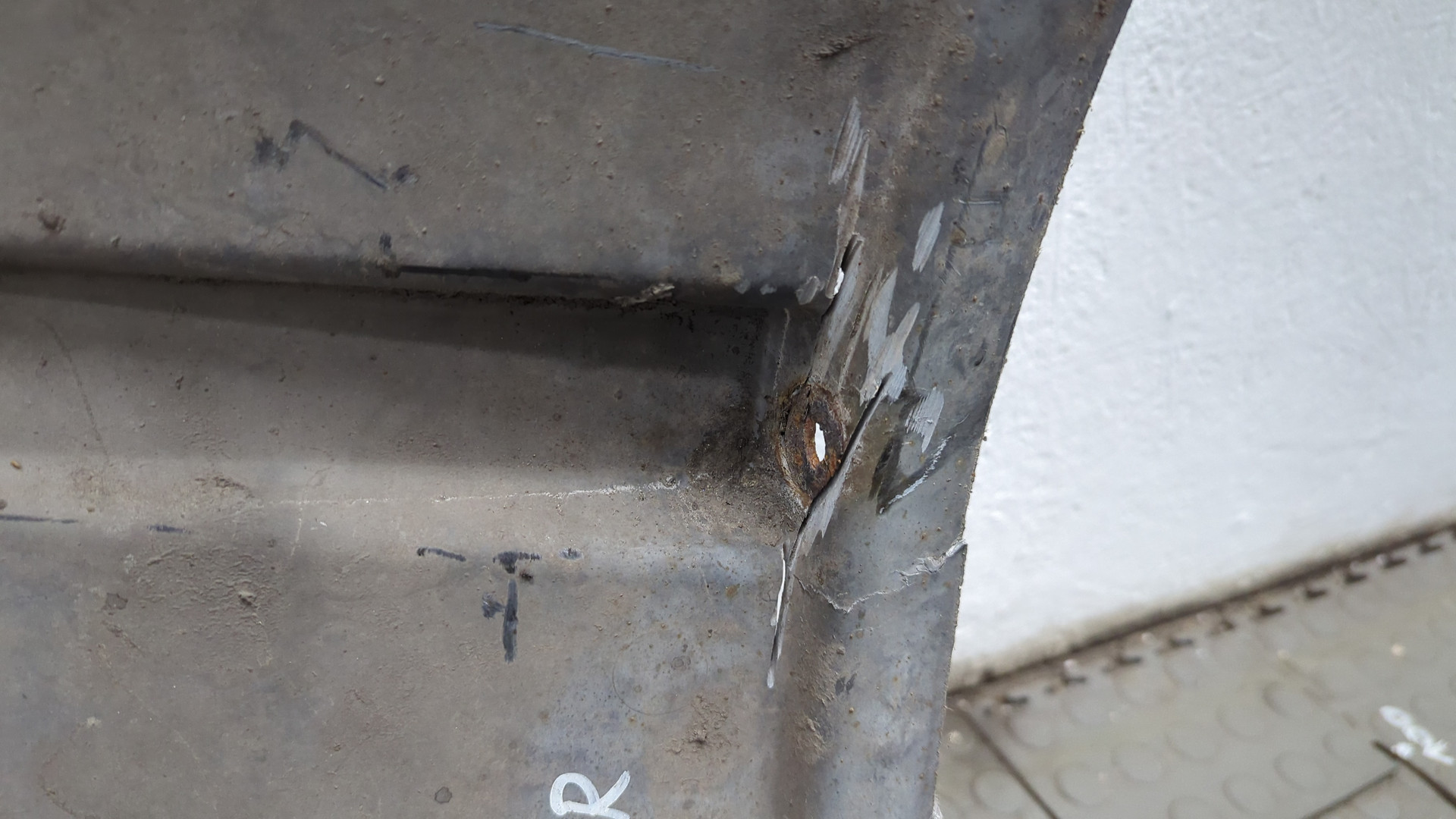 Крыло переднее правое