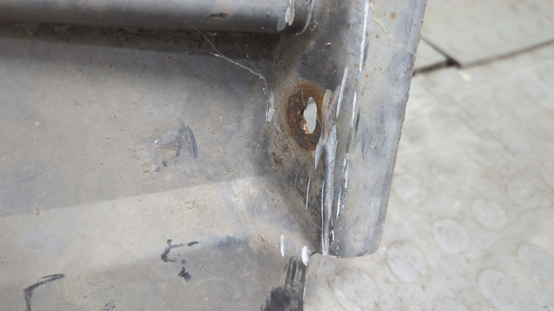 Крыло переднее правое