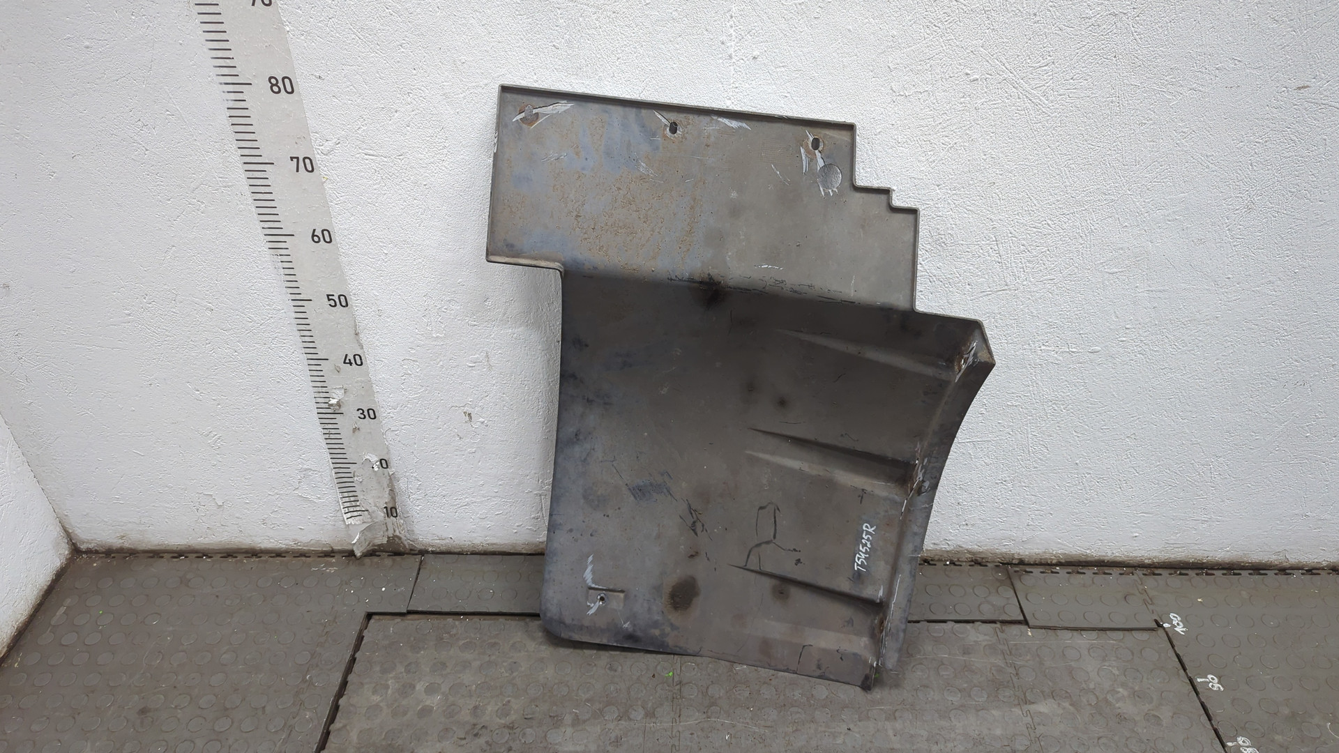 Крыло переднее правое