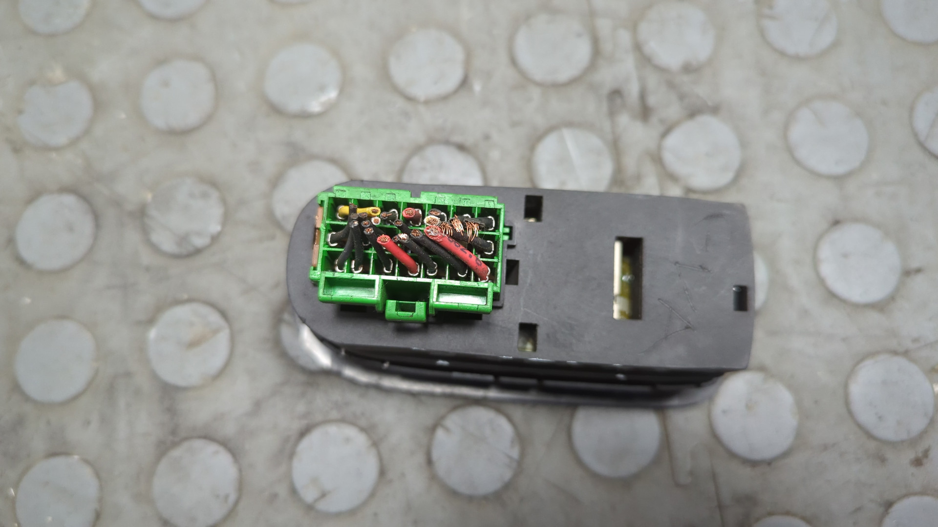 Кнопка стеклоподъемника