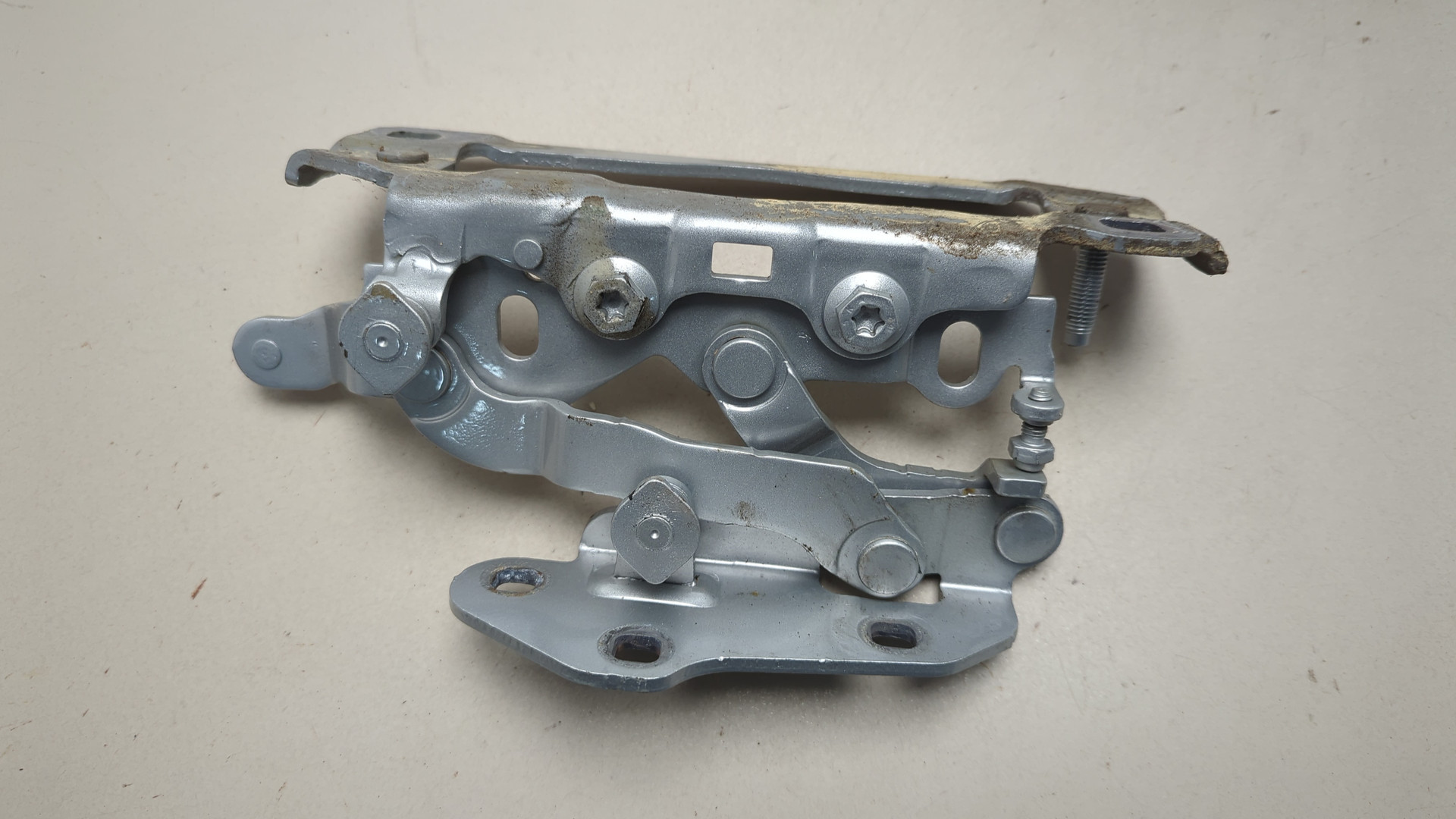 Петля капота левая