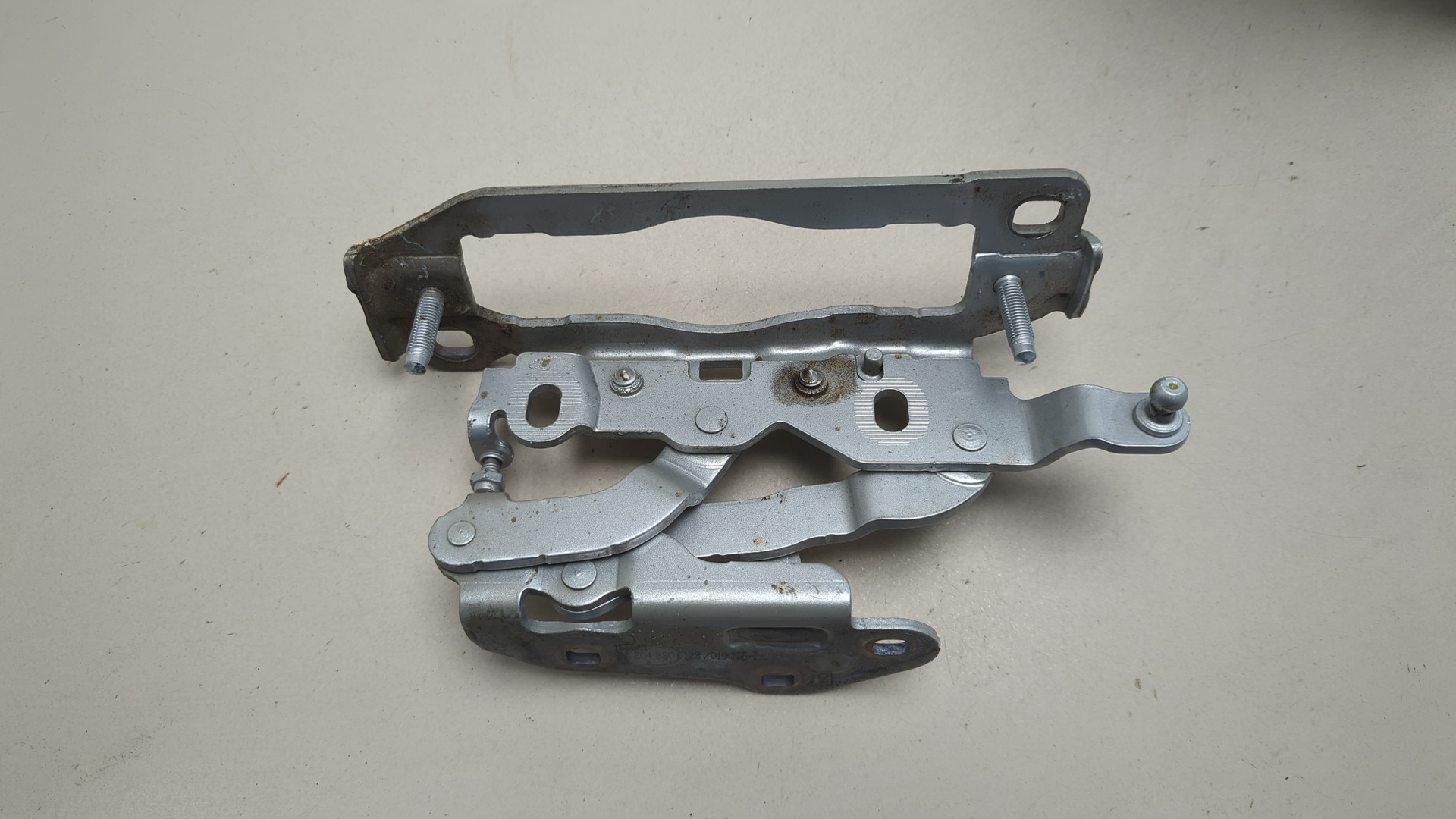 Петля капота левая