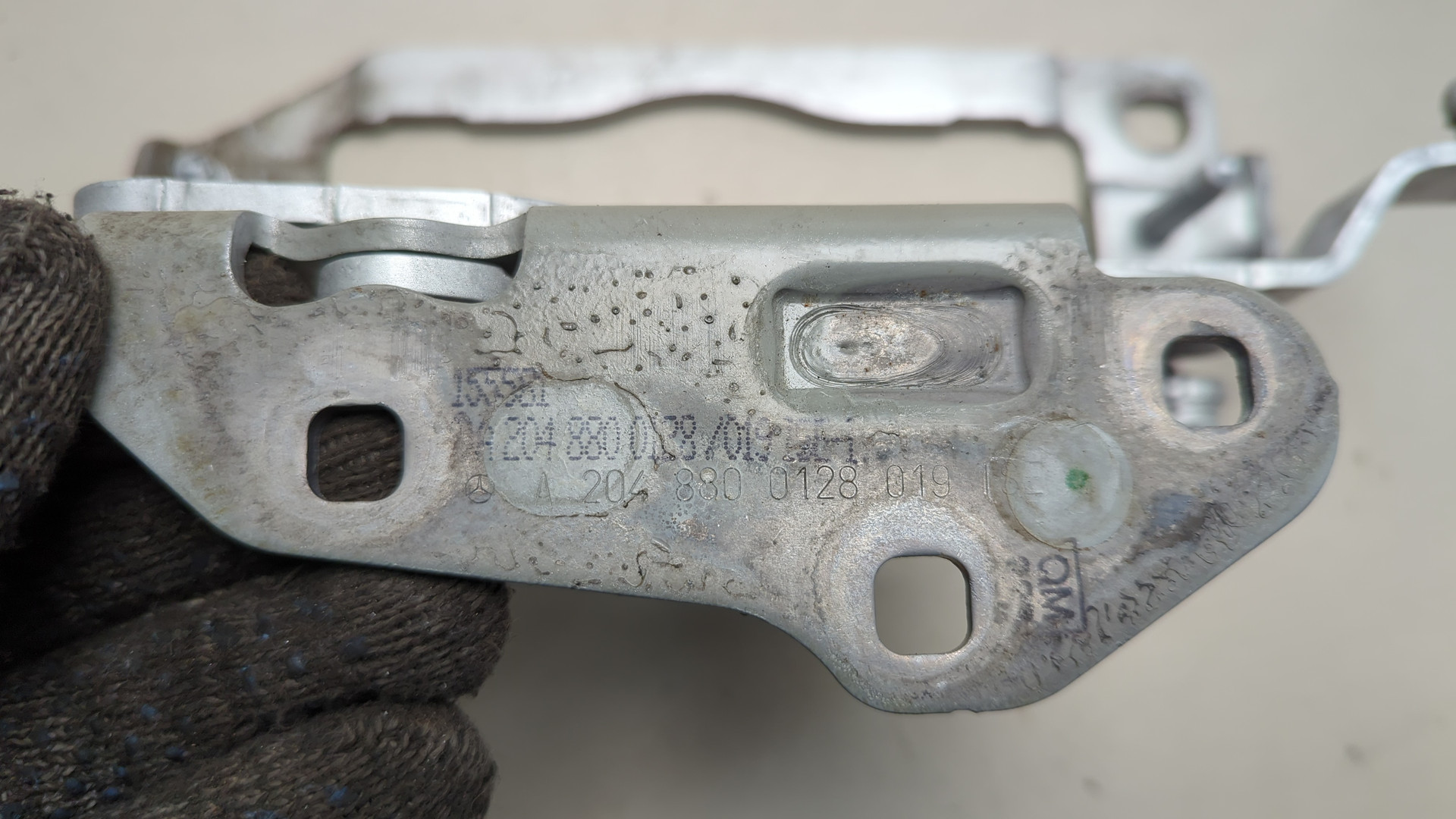 Петля капота левая