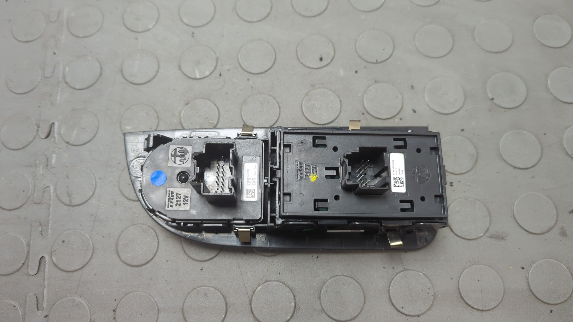 Кнопка стеклоподъемника