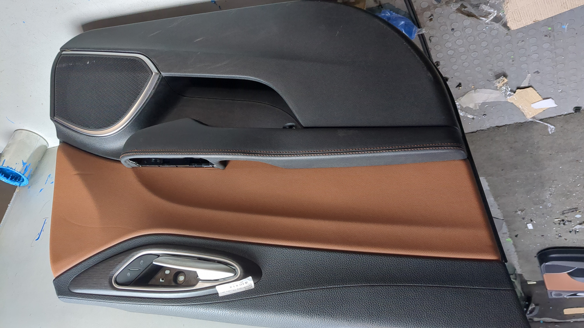 Обшивка двери передней левой