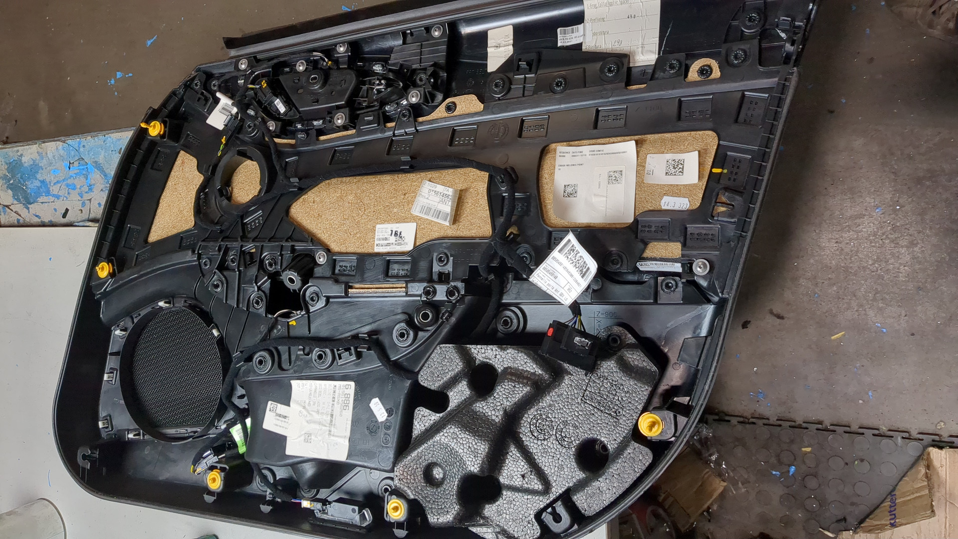 Обшивка двери передней левой