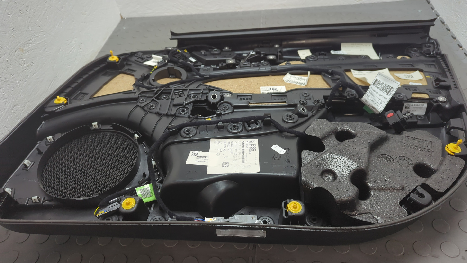 Обшивка двери передней левой