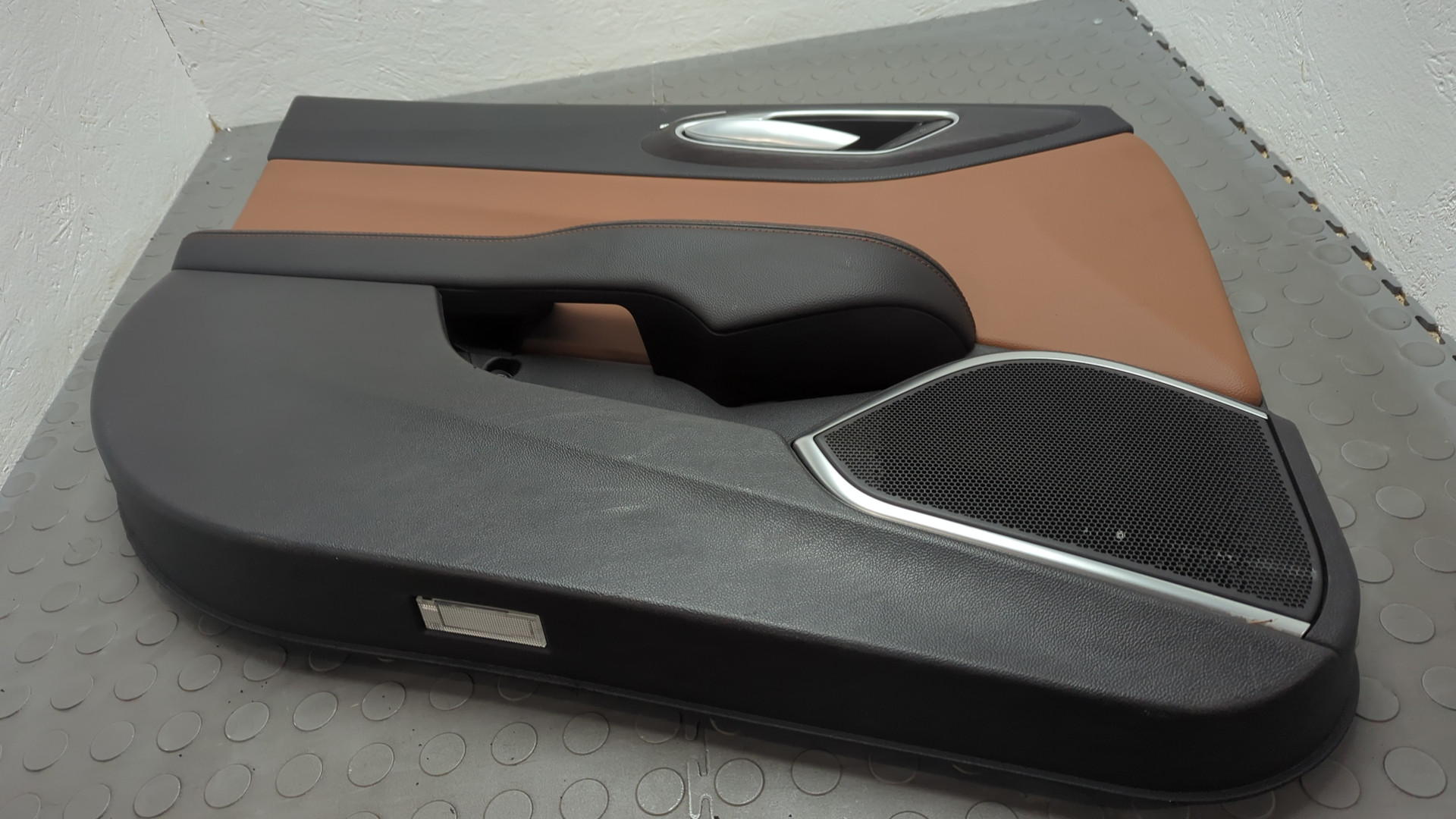 Обшивка двери передней левой