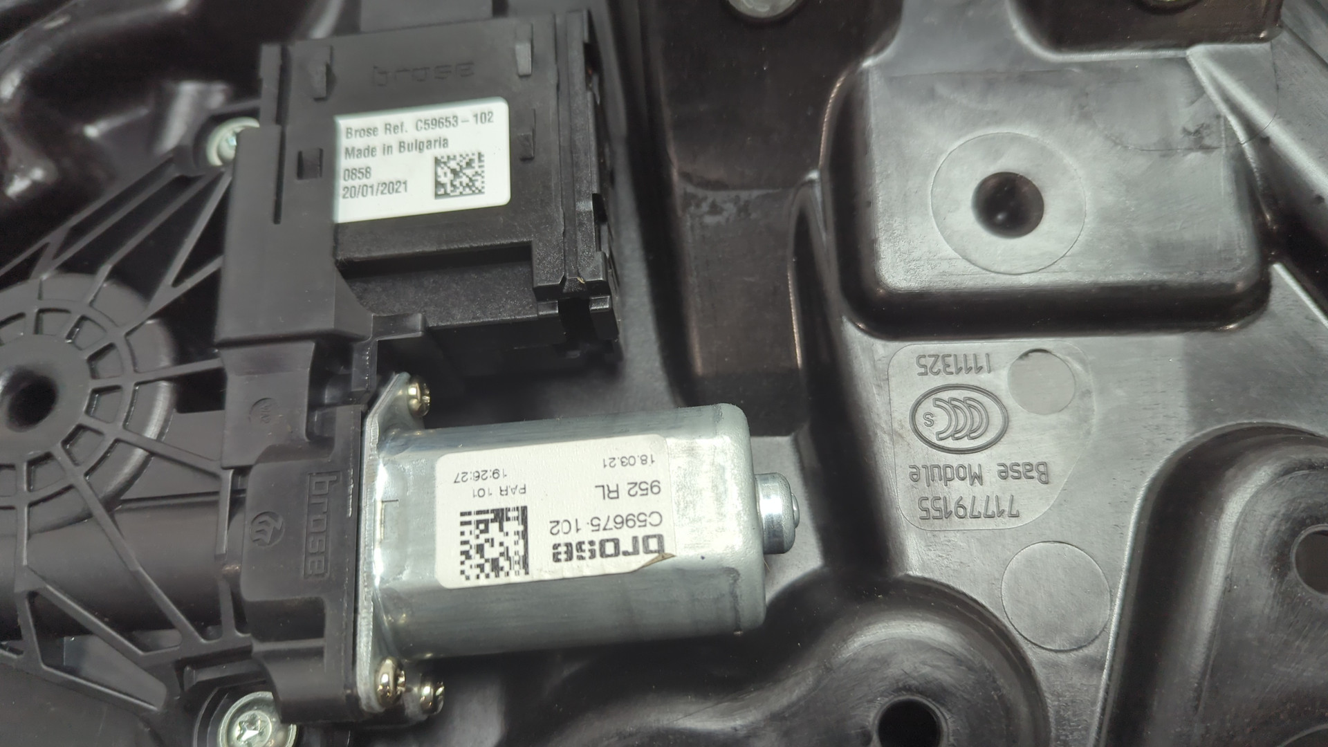 Стеклоподъемник электр. задний левый