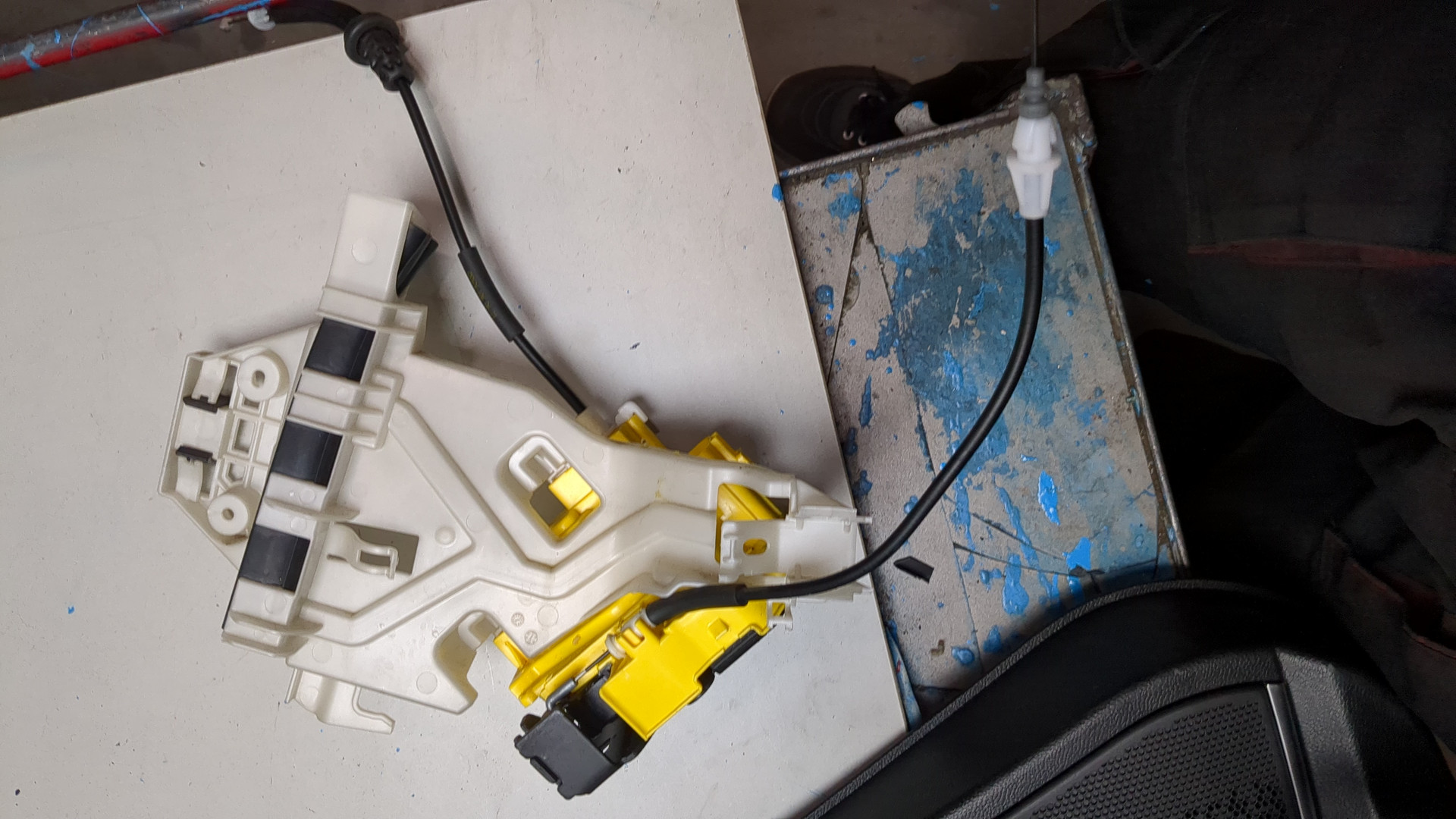 Замок двери задней левой