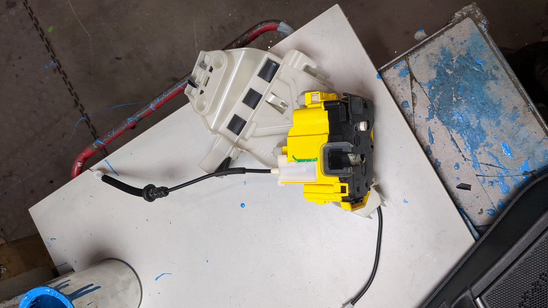 Замок двери задней левой