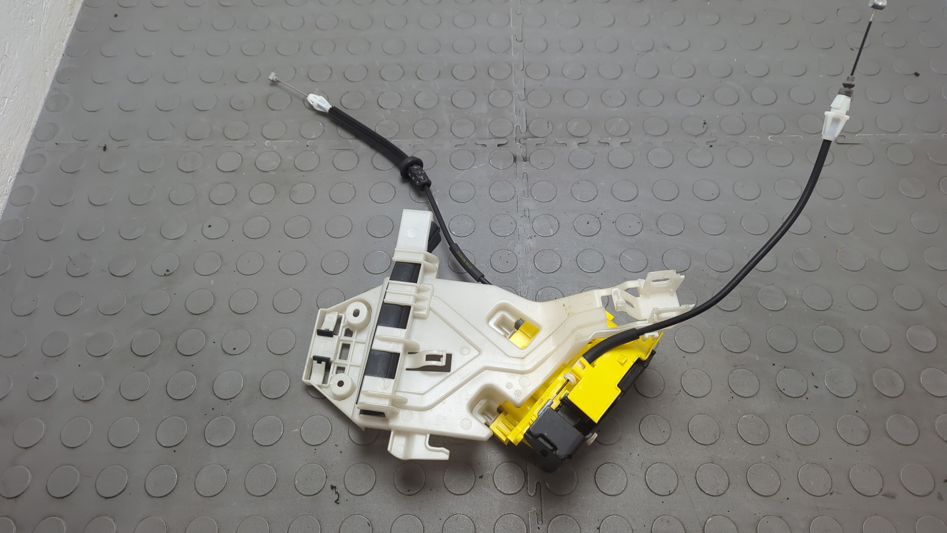 Замок двери задней левой