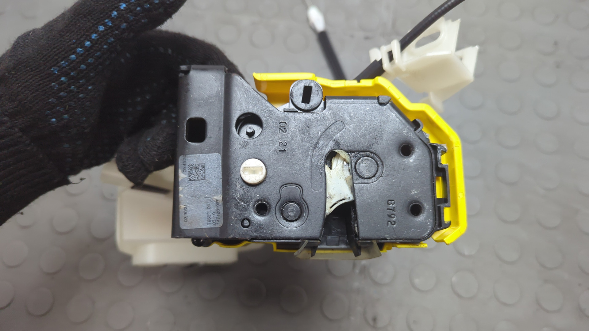 Замок двери задней левой