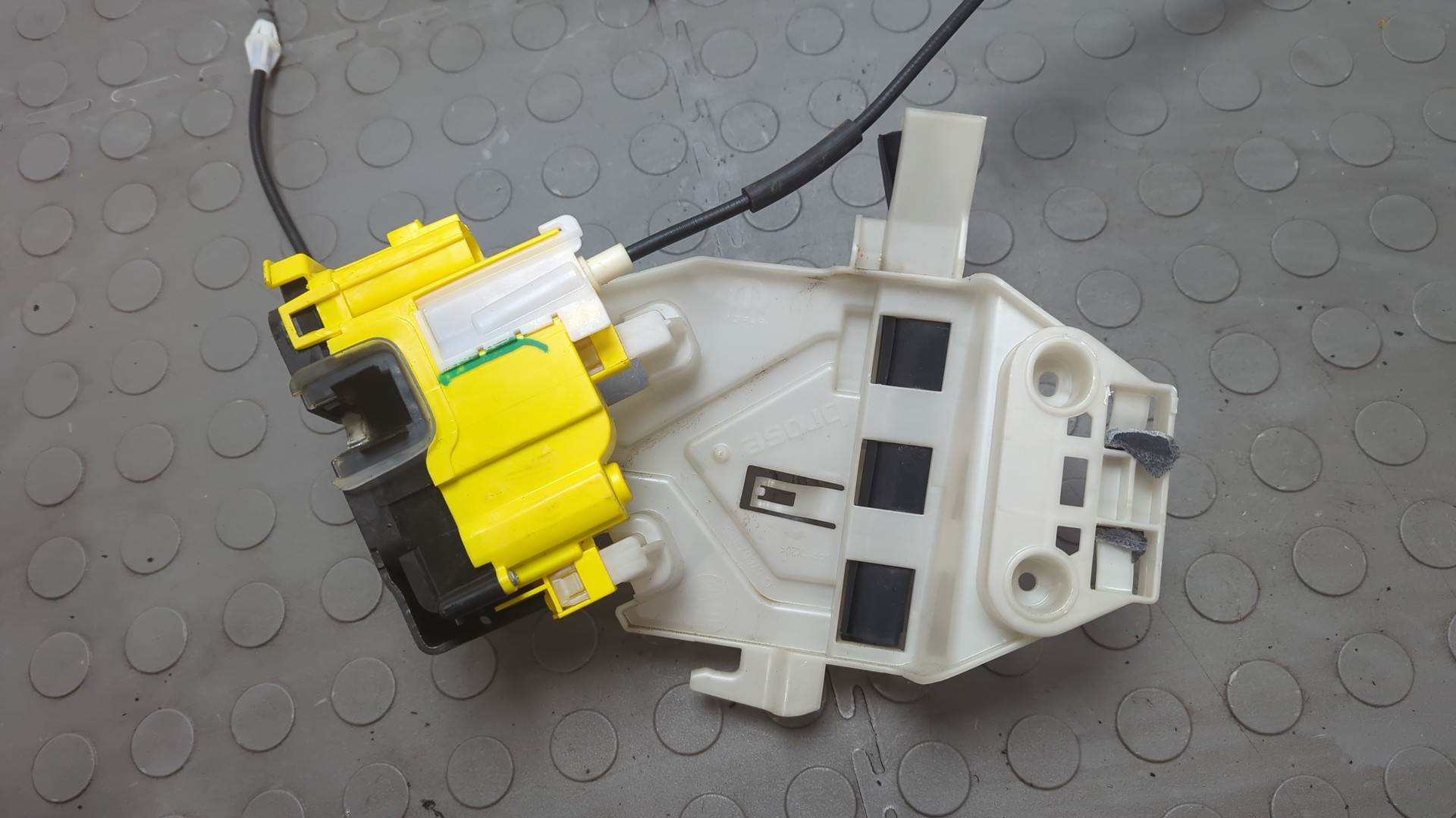 Замок двери задней левой