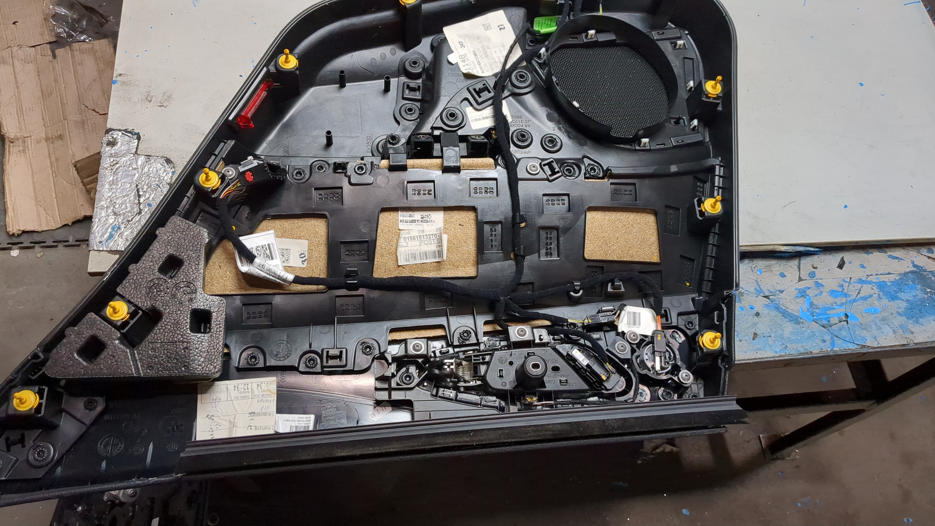 Обшивка двери задней левой