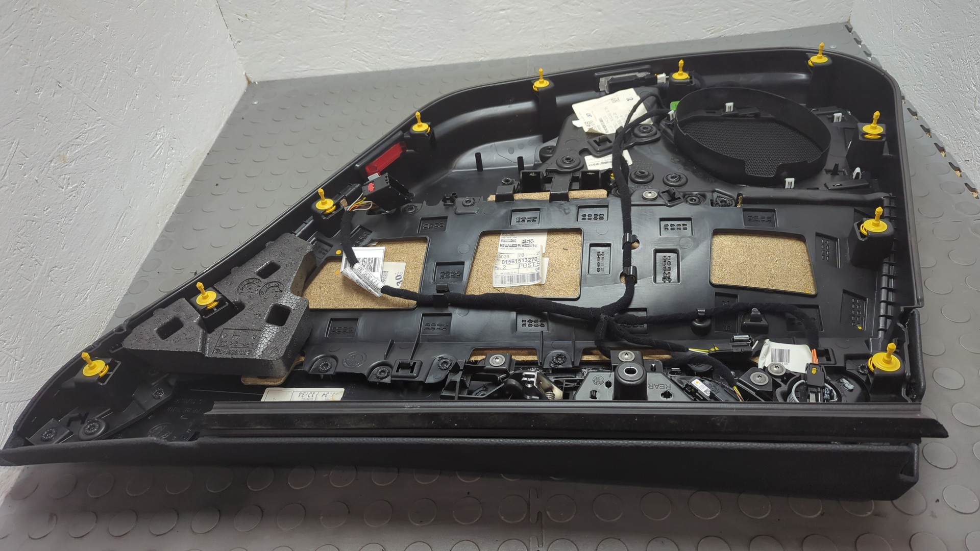 Обшивка двери задней левой