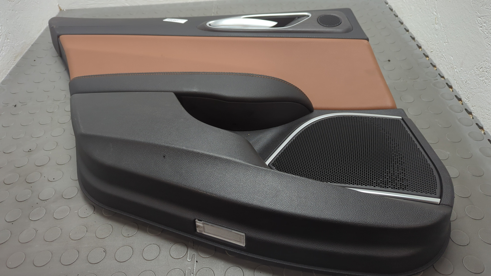 Обшивка двери задней левой