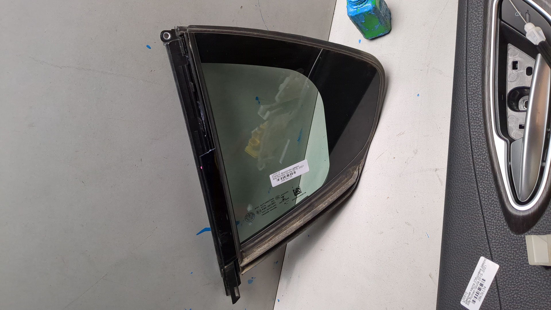 Стекло двери задней левой (форточка)