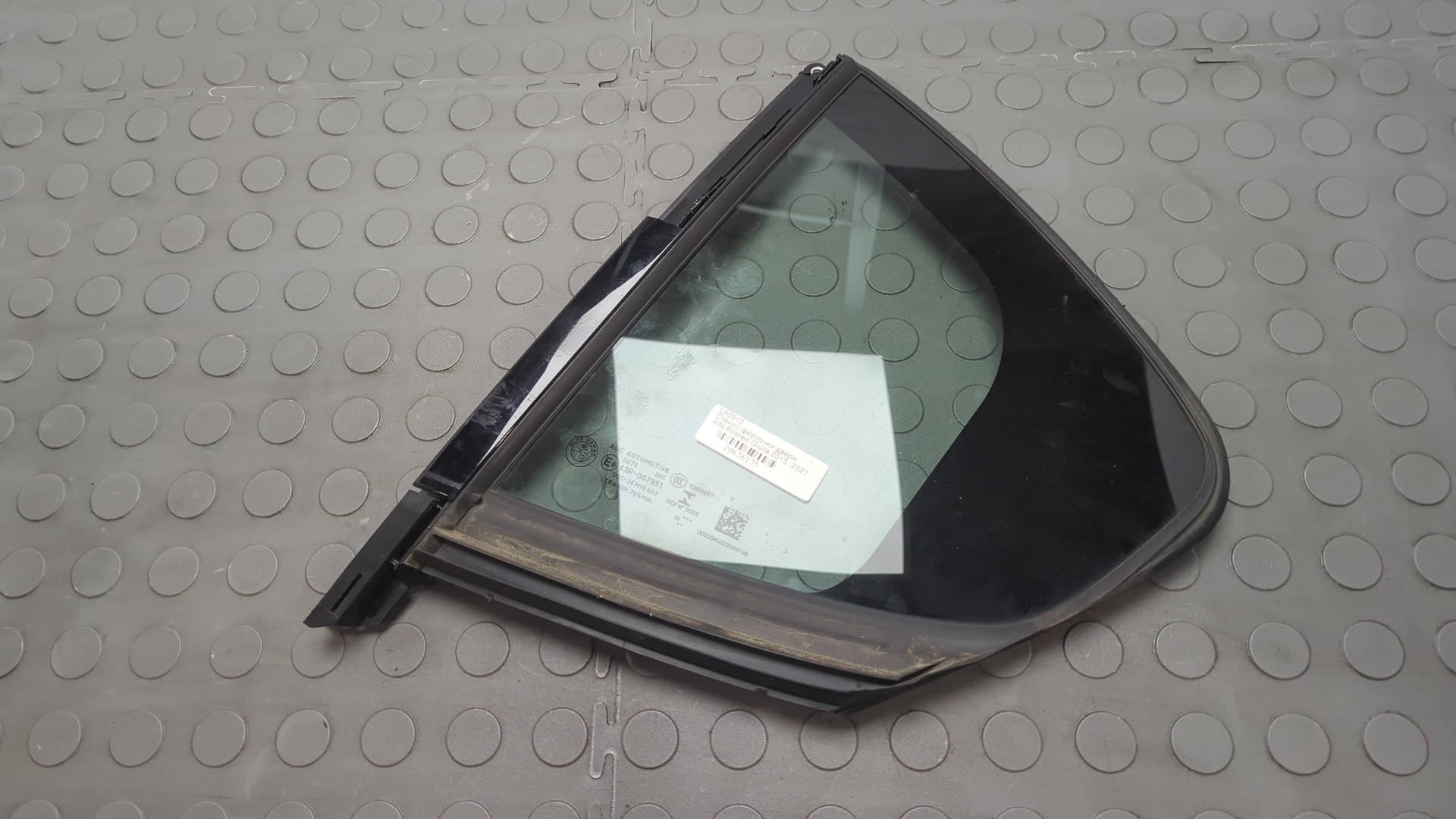 Стекло двери задней левой (форточка)