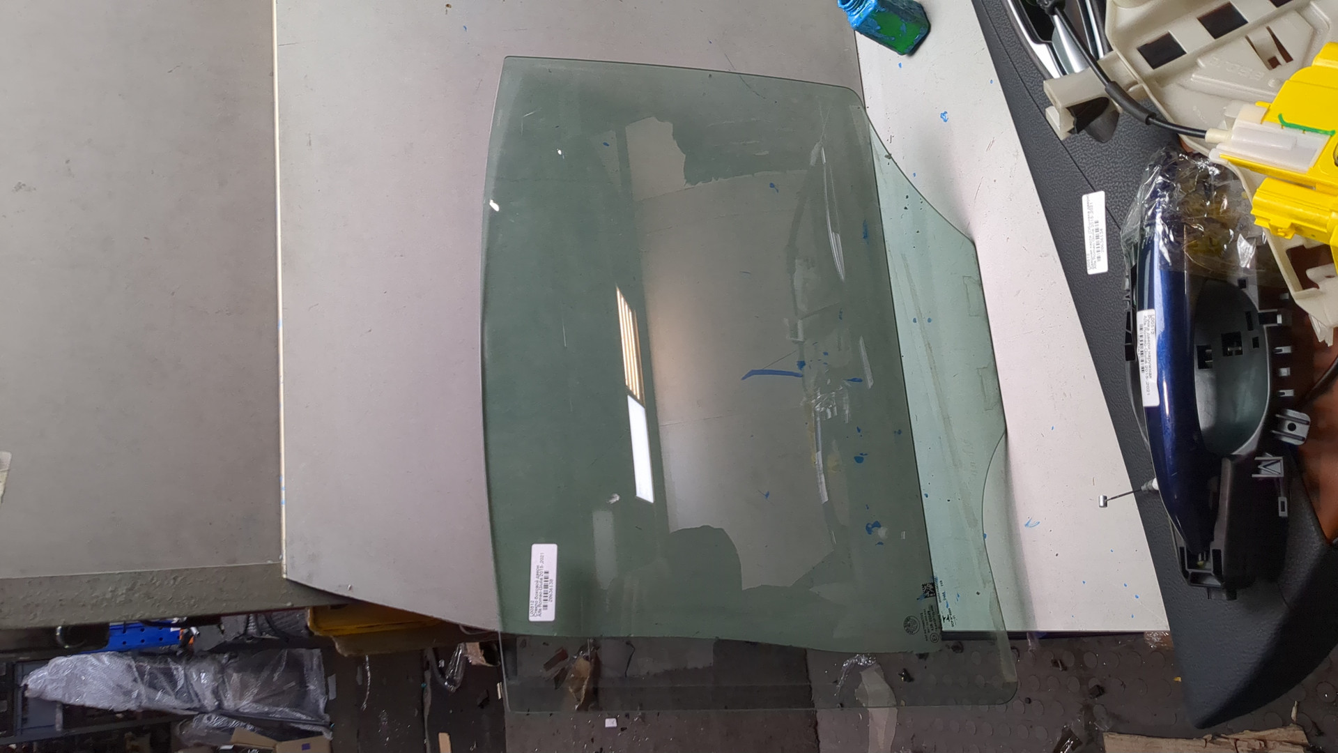 Стекло двери задней левой