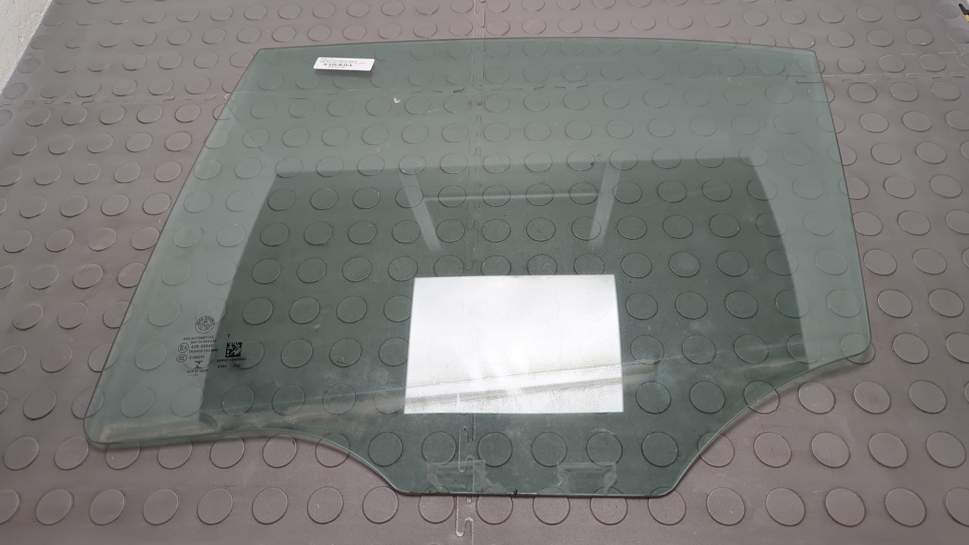 Стекло двери задней левой