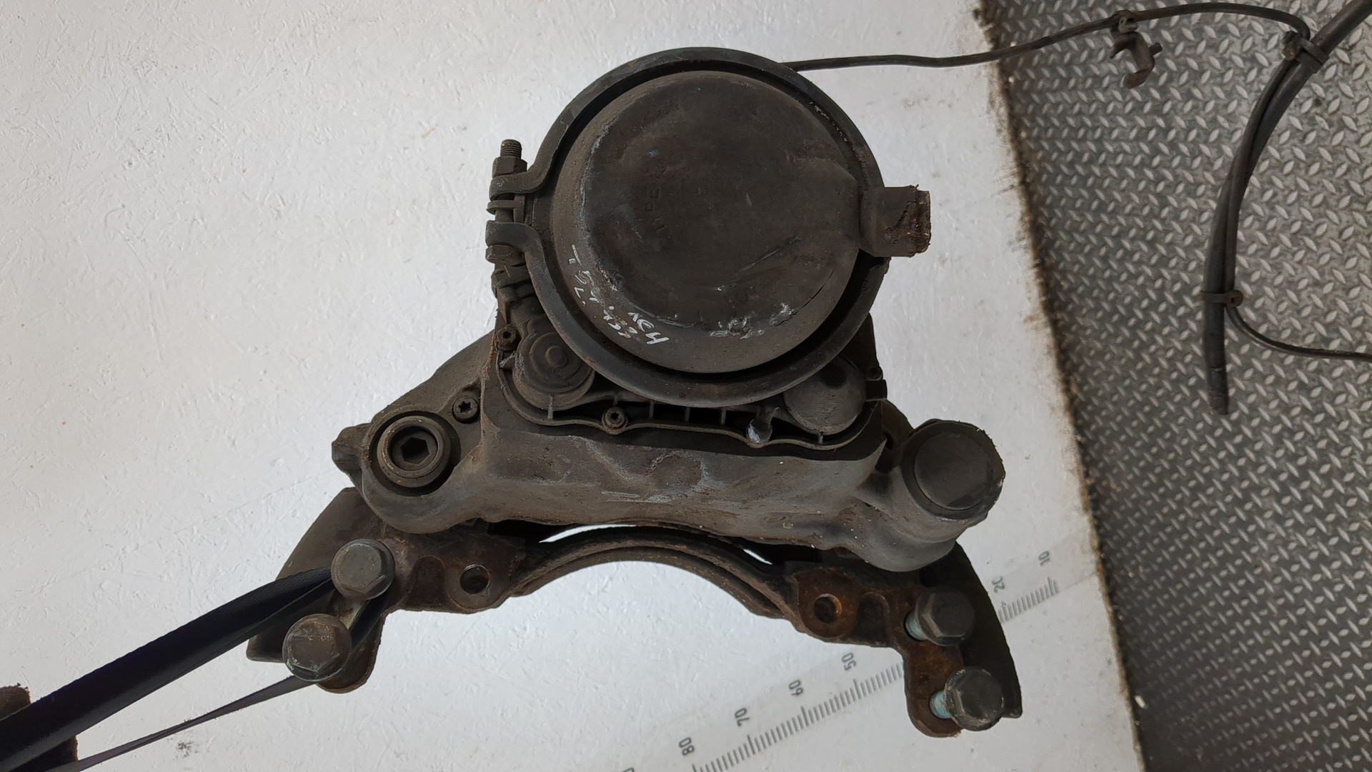 Суппорт передний левый